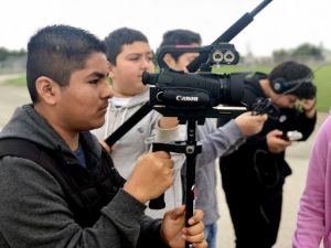 La pandemia del coronavirus ha dejado vacías las aulas de Los Ángeles, pero los alumnos latinos de Youth Cinema Project, un programa que enseña los secretos del cine a los jóvenes, han recibido la ayuda de actores de "Narcos: México"