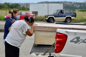 La Alcald&iacute;a de Guayaquil ha comenzado a repartir este domingo ata&uacute;des de cart&oacute;n para paliar la escasez de los de madera, por la crisis de los cad&aacute;veres que se han acumulado en calles