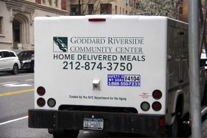 La ayuda con alimentos en la ciudad de Nueva York desde hace tiempo ha sido un servicio vital para los más de sesenta mil indigentes que deambulan por sus calles y durante la crisis del coronavirus es una ayuda más requerida para la sobreviviencia de muchas más personas que se han quedado sin empleo.