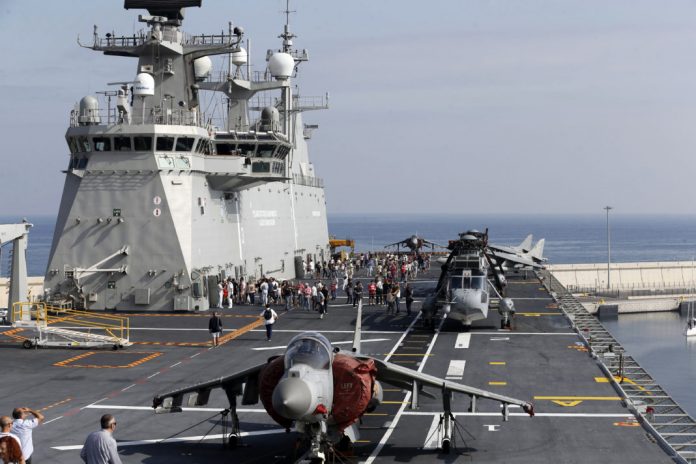 EE.UU. ha evacuado a 1.000 militares de un buque portaaviones, con unas 4.000 personas a bordo, donde se ha detectado casi un centenar de casos de COVID-19