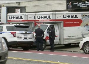 La Polic&iacute;a de Nueva York ha iniciado una investigaci&oacute;n despu&eacute;s de que se recibieran llamadas de vecinos de Brooklyn quej&aacute;ndose por el mal olor que presuntamente proven&iacute;a de decenas de cuerpos almacenados, frente a una funeraria.