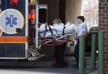 EE.UU. rebasa los 700.000 casos de COVID-19 y suma 38.664 muertes Estados Unidos llegó este sábado a 732.197 casos confirmados de coronavirus, enfermedad que se ha cobrado 38.664 vidas en este país