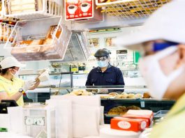 EEUU: 25.000 muertos, abastecimiento de carne en riesgo y guerra competencial EE.UU. alcanzó este martes los 25.239 muertos por COVID-19, casi la mitad solo en Nueva York, mientras se han disparado las alarmas por el peligro de una interrupción de la cadena del suministro de carne tras el cierre de varias instalaciones