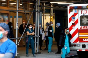 El alcalde de Nueva York, Bill de Blasio, lanzó un nuevo llamamiento de ayuda al Gobierno de EE.UU. porque si bien han llegado más ventiladores y personal sanitario la ciudad necesitará muchos más antes del 12 de abril