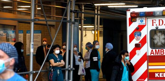 El alcalde de Nueva York, Bill de Blasio, lanzó un nuevo llamamiento de ayuda al Gobierno de EE.UU. porque si bien han llegado más ventiladores y personal sanitario la ciudad necesitará muchos más antes del 12 de abril