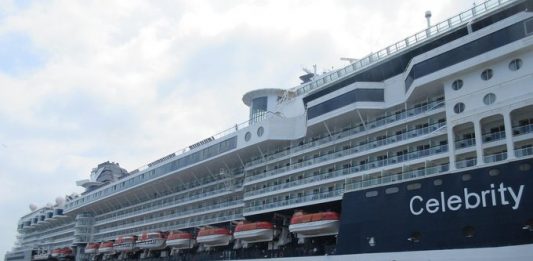 Un miembro de la tripulación del crucero Celebrity Infinity murió en este crucero de la compañía Royal Caribbean que está fondeado en aguas de la costa oeste de Florida