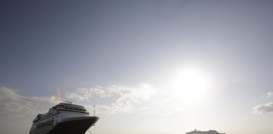 La compañía Princess Cruises confirmó que uno de sus barcos, con un número "por encima de lo normal" de personas con síntomas parecidos a la gripe a bordo, navega hacia Fort Lauderdale, Florida.