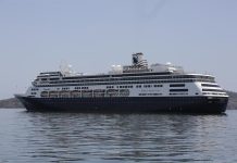 Los cruceros Zaandam y Rotterdam, con más de 2.500 personas a bordo entre los dos, llegaron este jueves a Port Everglades, donde empezó el desembarco de los pasajeros más enfermos
