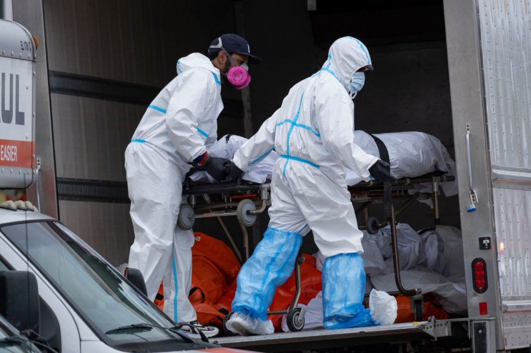 La Policía de Nueva York ha iniciado una investigación después de que se recibieran llamadas de vecinos de Brooklyn quejándose por el mal olor que presuntamente provenía de decenas de cuerpos almacenados, frente a una funeraria