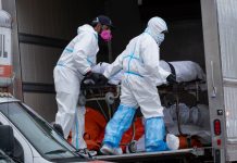 La Policía de Nueva York ha iniciado una investigación después de que se recibieran llamadas de vecinos de Brooklyn quejándose por el mal olor que presuntamente provenía de decenas de cuerpos almacenados, frente a una funeraria