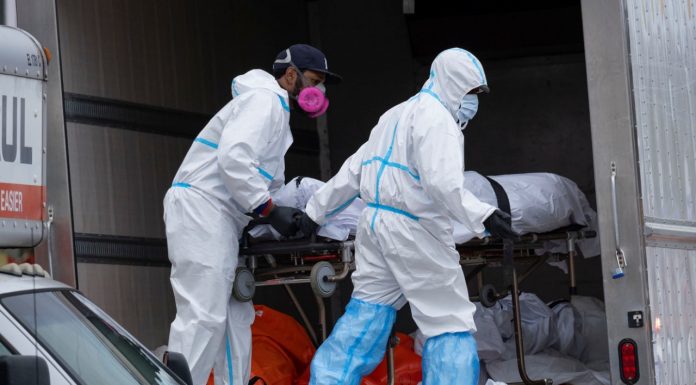 Autoridades de Chicago hallan más de 50 cadáveres en descomposición en una funeraria La Policía de Nueva York ha iniciado una investigación después de que se recibieran llamadas de vecinos de Brooklyn quejándose por el mal olor que presuntamente provenía de decenas de cuerpos almacenados, frente a una funeraria