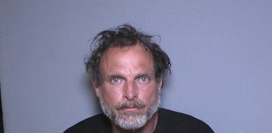 El fiscal del condado de Orange, California, Todd Spitzer, emitió una advertencia a los residentes del área después de que siete delincuentes sexuales, entre los que se cuentan cuatro latinos, fueran liberados anticipadamente