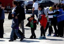 El Tribunal Supremo de Estados Unidos falló este jueves contra un ciudadano jamaicano con el permiso de residencia permanente, conocido como "green card", que buscaba evitar su deportación por delitos de los que fue condenado en el pasado.