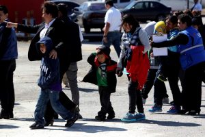 El Tribunal Supremo de Estados Unidos falló este jueves contra un ciudadano jamaicano con el permiso de residencia permanente, conocido como "green card", que buscaba evitar su deportación por delitos de los que fue condenado en el pasado.