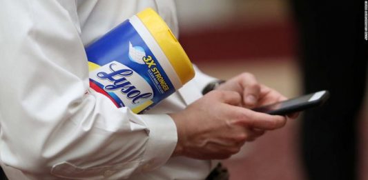 La compañía que fabrica el desinfectante Lysol y numerosos médicos y científicos se apuraron este viernes a advertir al público que no ingiera o se inyecte este tipo de productos