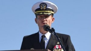El capitán Brett Crozier, alabado como un "héroe" por la oposición demócrata, dio positivo por coronavirus, según dos de sus amigos consultados por el rotativo.