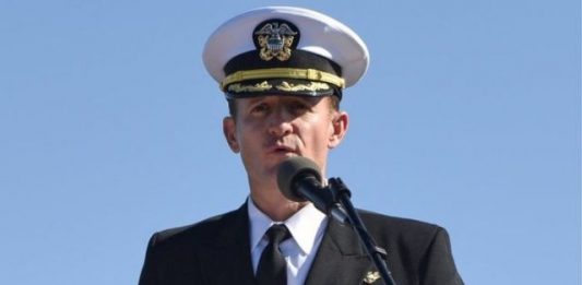  El capitán Brett Crozier, alabado como un "héroe" por la oposición demócrata, dio positivo por coronavirus, según dos de sus amigos consultados por el rotativo.
