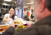 Nadie debería pasar hambre en Nueva York El cierre de negocios, la masiva pérdida de empleo y la consiguiente reducción de recursos para solventar necesidades vitales, como los alimentos, han provocado una mayor demanda de asistencia pública