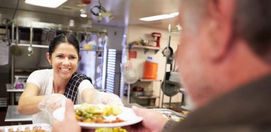El cierre de negocios, la masiva pérdida de empleo y la consiguiente reducción de recursos para solventar necesidades vitales, como los alimentos, han provocado una mayor demanda de asistencia pública