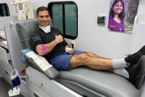 El alcalde de la ciudad de Miami, Francis Suárez, que estuvo enfermo de COVID-19 y se recuperó, se convirtió en el primer donante en Florida de plasma sanguíneo de un convaleciente de la enfermedad