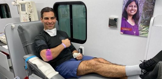 El alcalde de la ciudad de Miami, Francis Suárez, que estuvo enfermo de COVID-19 y se recuperó, se convirtió en el primer donante en Florida de plasma sanguíneo de un convaleciente de la enfermedad
