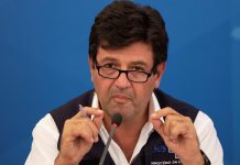 Ministro de Salud pide a Bolsonaro un "único discurso" para combatir pandemia El ministro de Salud de Brasil, Luiz Henrique Mandetta, pidió un "único discurso" del Gobierno para combatir el nuevo coronavirus porque la población "no sabe" si debe "escucharle" a él o "al presidente", Jair Bolsonaro