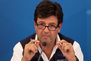 El ministro de Salud de Brasil, Luiz Henrique Mandetta, pidi&oacute; un "&uacute;nico discurso" del Gobierno para combatir el nuevo coronavirus porque la poblaci&oacute;n "no sabe" si debe "escucharle" a &eacute;l o "al presidente", Jair Bolsonaro