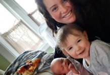 Mallory Pease con su beba Alivia y su hija mayor, Emma Jean. Pease estaba preocupada por transmitirle el coronavirus a Alivia después de llegar a casa desde el hospital. (Foto: cortesía de la familia Pease)