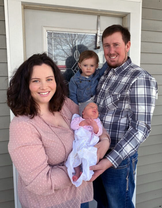 Mallory, la beba Alivia, su hija Emma Jean y su esposo Mitchell. (Foto: cortes&iacute;a de la familia Pease) 