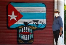 Embargo de EEUU frustra envío a Cuba de mascarillas y pruebas para COVID-19 Cuba denunció este miércoles que las restricciones del embargo de Estados Unidos frustraron el donativo de mascarillas, ventiladores y pruebas para detectar el virus SARS-CoV-2