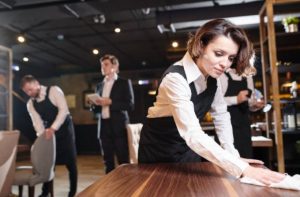 El Concejo de Los &Aacute;ngeles aprob&oacute; este mi&eacute;rcoles una propuesta que busca proteger a los trabajadores que han perdido su empleo y darles prioridad de reintegro cuando se reinicien las actividades de sus empresas con el fin de evitar que sean reemplazados por empleados m&aacute;s j&oacute;venes y/o con menos salario.