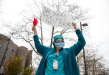 El sindicato de enfermeras demanda al Estado de Nueva York y dos hospitales La Asociación de Enfermeras del Estado de Nueva York presentó una demanda colectiva este lunes por el coronavirus SARS-CoV-2 contra el Gobierno estatal y dos sistemas hospitalarios