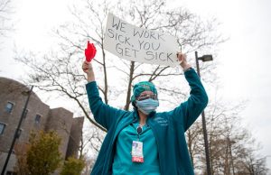 La Asociación de Enfermeras del Estado de Nueva York presentó una demanda colectiva este lunes por el coronavirus SARS-CoV-2 contra el Gobierno estatal y dos sistemas hospitalarios