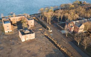 Nueva York ha comenzado a enterrar cadáveres en una fosa común en la isla de Hart, en el extremo noroeste de la Gran Manzana, en un momento en el que se ha registrado un importante aumento de víctimas mortales por coronavirus en la región.