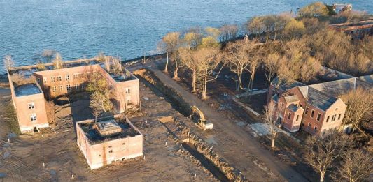 Nueva York ha comenzado a enterrar cadáveres en una fosa común en la isla de Hart, en el extremo noroeste de la Gran Manzana, en un momento en el que se ha registrado un importante aumento de víctimas mortales por coronavirus en la región.