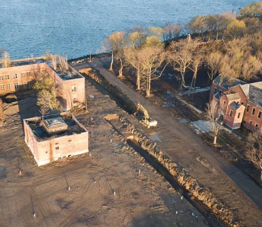 Nueva York ha comenzado a enterrar cadáveres en una fosa común en la isla de Hart, en el extremo noroeste de la Gran Manzana, en un momento en el que se ha registrado un importante aumento de víctimas mortales por coronavirus en la región.