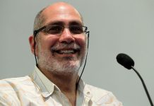 Arriaga: "Crear algo en una página en blanco se ha convertido en adicción". El escritor mexicano Guillermo Arriaga es, entre otras cosas, un fiel practicante del ritual de la cacería, cineasta, asiduo escucha de la música del guitarrista Jimi Hendrix, pero también "un adicto a la escritura"