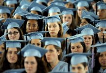 Más de 450.000 estudiantes indocumentados en universidades de EEUU Unos 454.000 inmigrantes indocumentados están matriculados en colegios y universidades de Estados Unidos y, de ellos, 216.000 son elegibles para el programa Acción Diferida