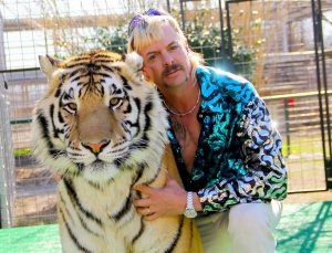 "Tiger King: Murder, Mayhem and Madness", una trágica y surreal historia asentada en tres centros estadounidenses para felinos salvajes, fusiona traiciones, drogas, terribles accidentes y hasta un millonario desaparecido en Florida.