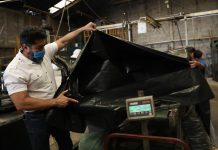Fábrica mexicana pasa de hacer bolsas de basura a sacos para muertos de COVID Entre 2.000 y 4.000 bolsas de plástico reciclado puede confeccionar a diario la fábrica de Mario Álvarez en las afueras de la capital mexicana.