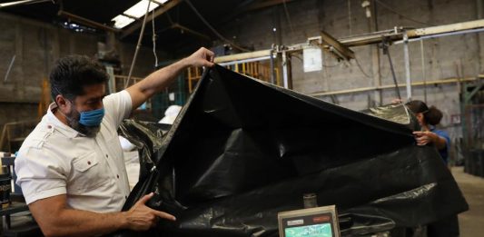 Entre 2.000 y 4.000 bolsas de plástico reciclado puede confeccionar a diario la fábrica de Mario Álvarez en las afueras de la capital mexicana.