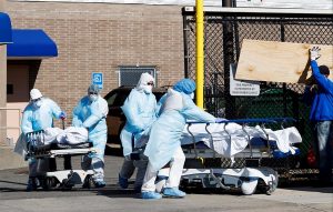 La ciudad de Nueva York, punto caliente del epicentro de coronavirus en Estados Unidos, plantea hacer "entierros temporales" excavando zanjas en parques ante el creciente número de fallecidos a causa de COVID-19