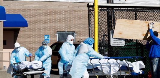 La ciudad de Nueva York, punto caliente del epicentro de coronavirus en Estados Unidos, plantea hacer "entierros temporales" excavando zanjas en parques ante el creciente número de fallecidos a causa de COVID-19