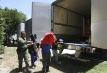 Interceptan a 32 indocumentados en un camión cerca de la frontera con México Agentes de la Patrulla Fronteriza interceptaron a 32 inmigrantes indocumentados escondidos en el remolque de un camión en el sur de Texas