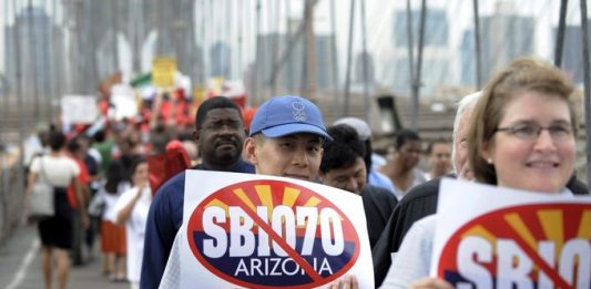 Una década después de ser implementada en Arizona la ley SB1070, la norma estatal impacta aun la vida diaria de los indocumentados.