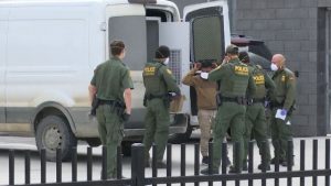 Una juez federal en San Francisco ordenó este jueves la liberación inmediata de cuatro detenidos por el Servicio de Inmigración y Control de Aduanas, entre ellos un mexicano de 82 años, al considerar que son especialmente vulnerables al COVID-19.