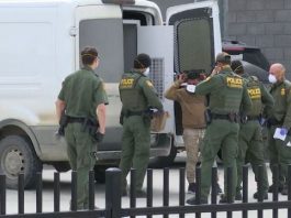 Una juez federal en San Francisco ordenó este jueves la liberación inmediata de cuatro detenidos por el Servicio de Inmigración y Control de Aduanas, entre ellos un mexicano de 82 años, al considerar que son especialmente vulnerables al COVID-19.