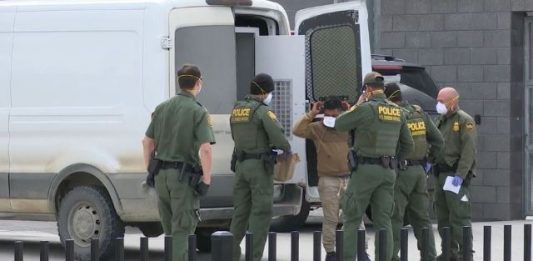 Una juez federal en San Francisco ordenó este jueves la liberación inmediata de cuatro detenidos por el Servicio de Inmigración y Control de Aduanas, entre ellos un mexicano de 82 años, al considerar que son especialmente vulnerables al COVID-19.