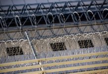 Un tribunal federal de Estados Unidos ordenó este lunes al Servicio de Control de Inmigración y Aduanas que considere la liberación de todos los inmigrantes bajo su custodia