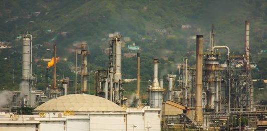 El Gobierno de Estados Unidos extendió este martes hasta el próximo 1 de diciembre la autorización a cinco petroleras, entre las que se encuentra Chevron, para operar en Venezuela
